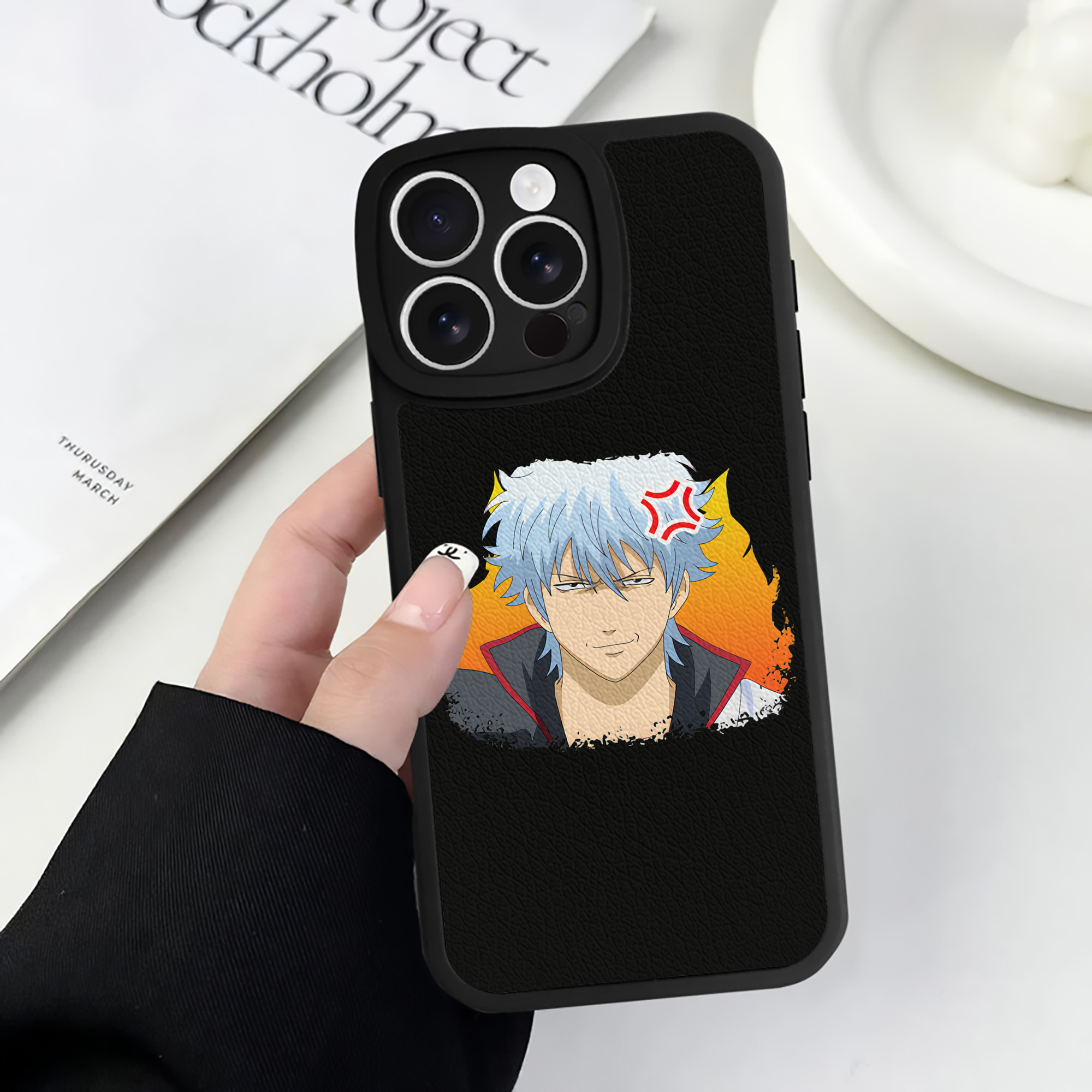 （画像用） ぎんたま 坂田銀時（さかたぎんとき） 神楽 志村新八（しむら しんぱち） GINTAMA Sakata Gintoki Kagura Shimura Shinpachi 【iPhone 16シリーズ対応】シリコンスマホケース（レザー調） 材質：シリコン